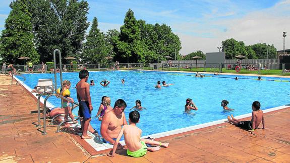 Una socorrista vela por la seguridad de los bañistas en las piscinas municipales de La Albuera. 