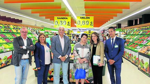 La alcaldesa, Clara Luquero, el edil Alfonso Reguera y el secretario de la Fes, José Luis de Vicente, posan con Rosa Andrade (i), Luis Armentia y Laura del Palacio, responsables de Mercadona en Segovia. 