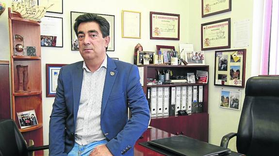 José Vicente Martín Galeano posa en el despacho de su empresa de seguridad Provisa.
