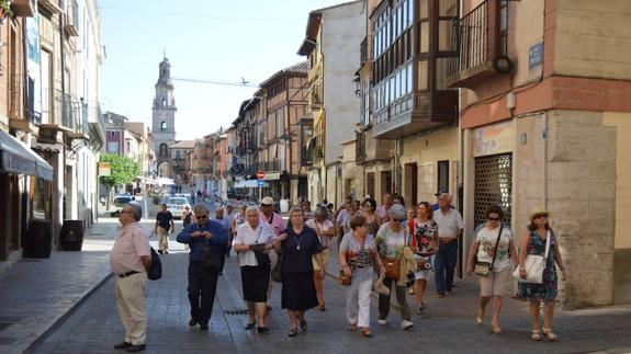 Un grupo de visitantes de Las Edades del Hombre por las calles de Toro