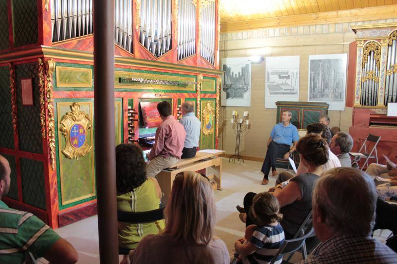 Chapelet, tocando el órgano en la inauguración de 2015. 