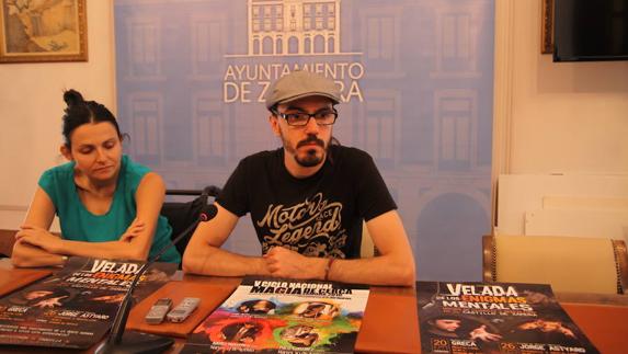 La concejala María Eugenia Cabezas y el mago Paco González, durante la presentación del ciclo nacional de magia de cerca y la velada de enigmas mentales.