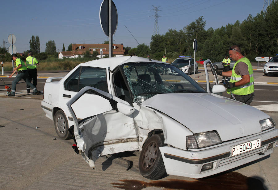 Los servicios de grúa y la Guardia Civil trabajan en el lugar del accidente. 