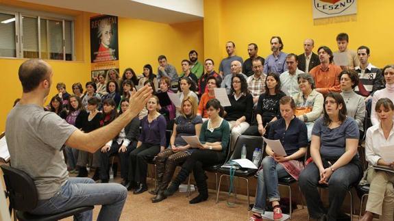 Ensayo del Coro de la UVA, dirigido por Marcos Castán. 