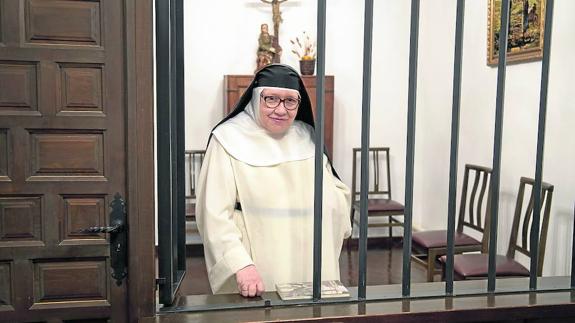 Sor María Eugenia Maeso tras la reja del monasterio de Nuestra Señora de la Consolación.