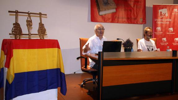 A la izquierda, Santiago Vega, en un momento de la conferencia impartida en Cuéllar. 
