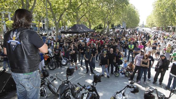Los Sin Riders durante la concentración en la acera de Recoletos