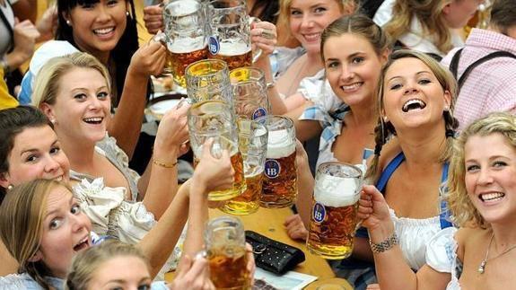 Mujeres brindando con unas pintas