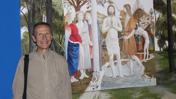 El pintor Luis Mayo, junto a su obra 'El Bautizo', en la exposición de Las Edades del Hombre