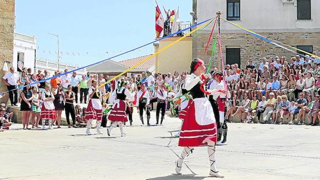 Un momento de la actuación del grupo de folclore de Saucelle tras la procesión de San Lorenzo en las fiestas del año pasado.