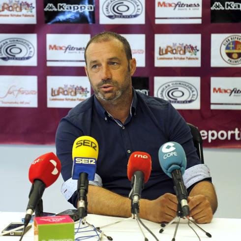 El director del deportivo, José Manuel Suárez ‘Sietes’, durante la rueda de prensa de ayer en La Balastera.