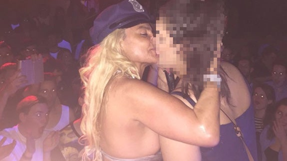 Leticia Sabater le da una beso a una chica en pleno concierto