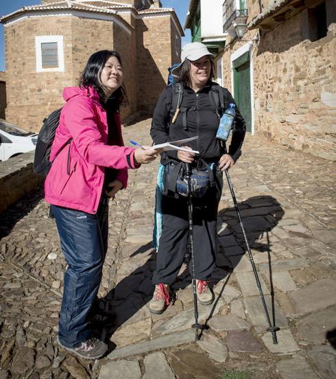 Dos peregrinas del Camino de Santiago, a su paso por Castrillo de los Polvazares.