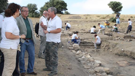 El delegado territorial de la Junta charla con los responsables de la excavación.El Norte
