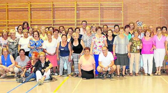 Participantes en la cena solidaria celebrada en Torquemada a favor de Manos Unidas.