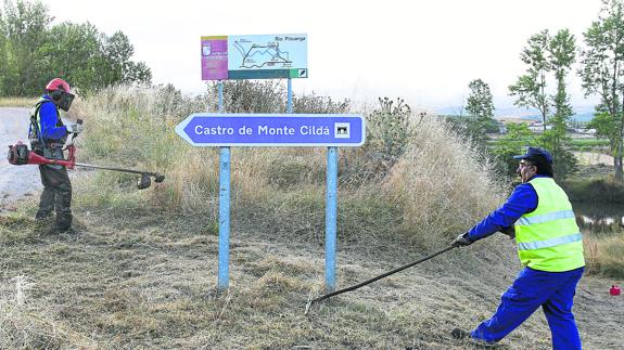 Miembros de la cuadrilla realizan sus labores en Olleros de Pisuerga.