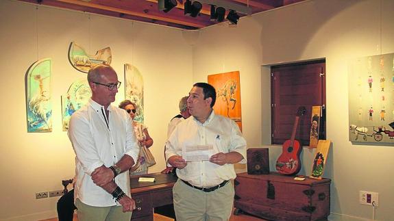 Alfonso Rey (i) charla con Pablo Quevedo. 