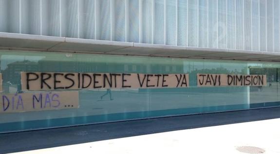 Pancartas en contra del presidente del Deportivo Palencia, en el exterior de La Balastera. 