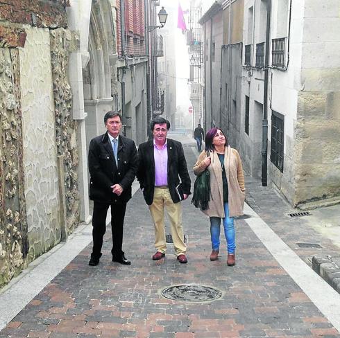 El presidente de la Diputación, con el alcalde y la edil de Turismo, en una de las calles renovadas. Mónica Rico.