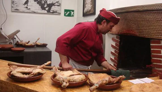Lechazos recién sacados del horno de asar en un establecimiento arandino.