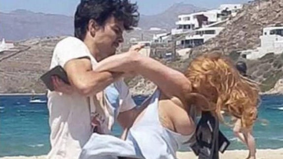 Captura del vídeo donde Lohan sufre la agresión. 