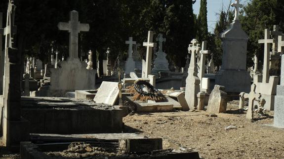 Algunas zonas del camposanto presentan un importante estado de deterioro. 