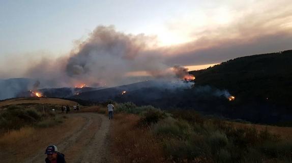 Imagen de los vecinos de la zona observando los focos del incendio. 