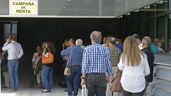 Colas para hacer la declaración de la Renta en la sede de la Agencia Tributaria en Valladolid, en mayo de 2015. / G. VILLAMIL 