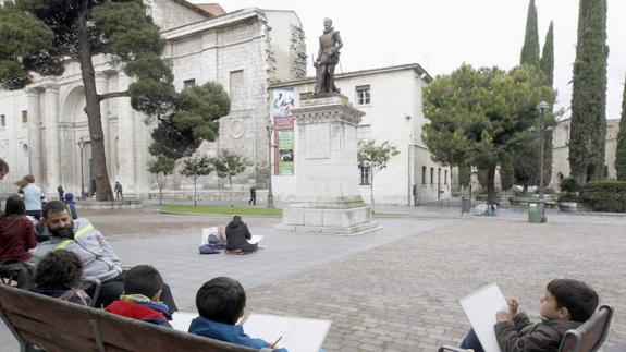 Plaza de la Universidad con la escultura de Miguel de Cervantes. 