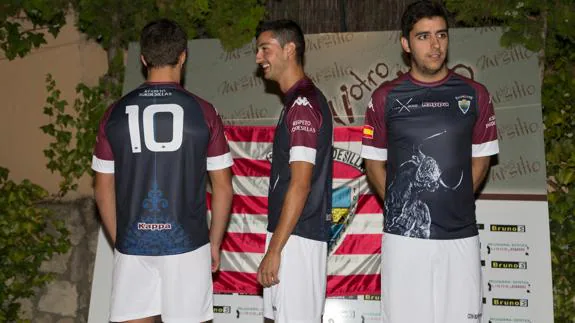 Segunda equipación del Atlético Tordesillas con motivos del Toro de la Vega. 