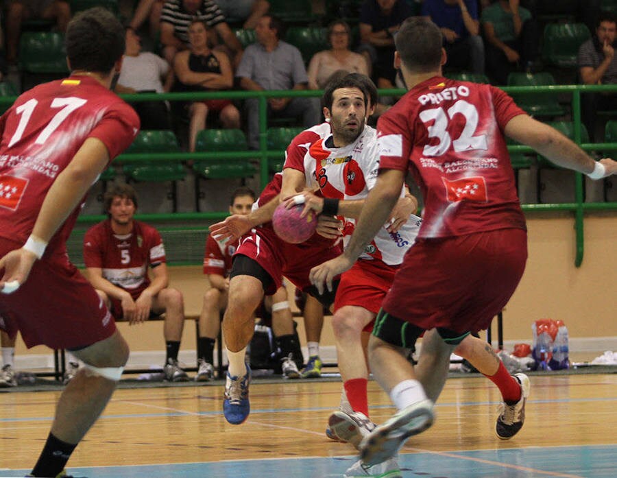 Alberto García, durante un encuentro amistoso frente al Balonmano Alcobendas.