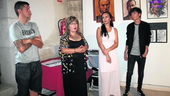 Tres jóvenes cuellaranos muestran sus trabajos de fotografía y dibujo