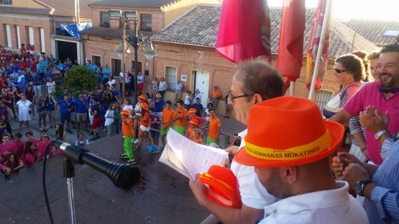 Las peñas dan color al divertido pregón de Viana de Cega