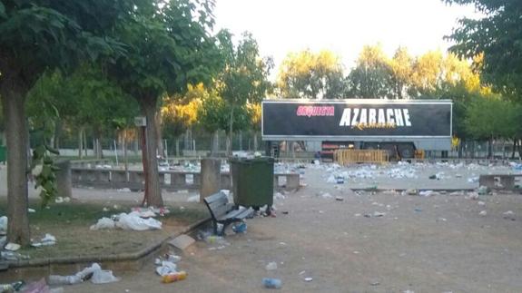 Estado de la plaza de Viana de Cega tras el botellón. 