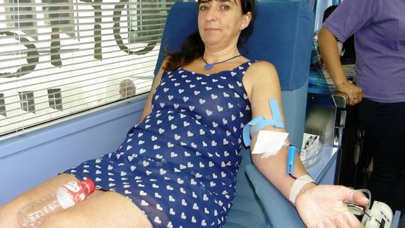 Una mujer se somete a una extracción de sangre en la unidad móvil que se instaló en Segovia. 