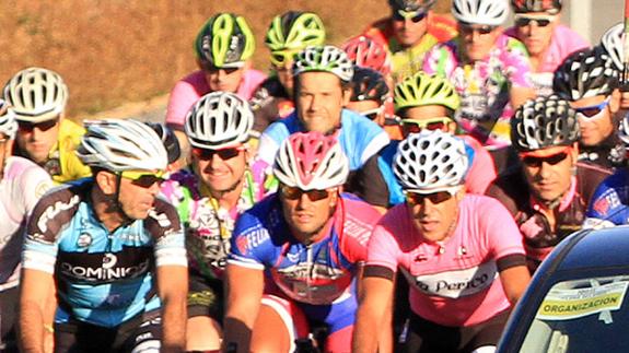 Pedro Delgado (a la derecha con mallot rosa) conversa con algunos participantes. 