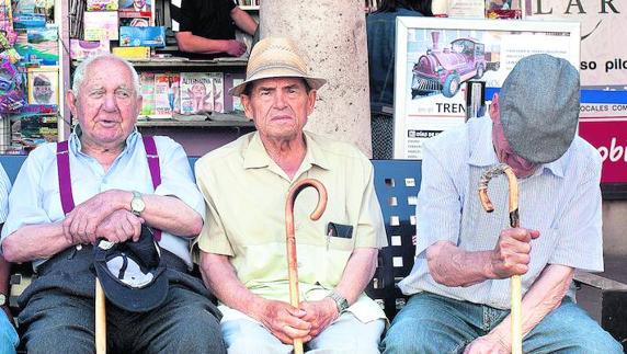 Marco, Marcial y Nicasio, en la plaza del Torico, en Teruel