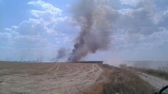 Columna de humo entre La Mudarra y Montealegre de Campos