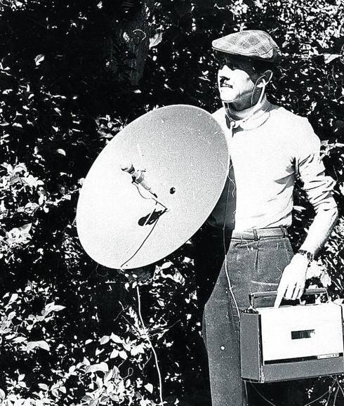 Francisco Bernis, con un equipo para grabar sonidos de aves. 