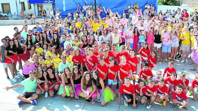 Los peñistas se reunieron en la Plaza Mayor para disfrutar del desfile de peñas y de la fiesta de la espuma.