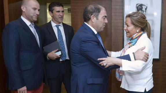 Lorenzo Amor saluda a la vicepresidenta de la Junta, Rosa Valdeón, en una imagen de archivo.