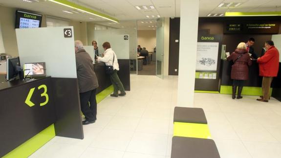 Interior de una oficina de Bankia en Segovia.