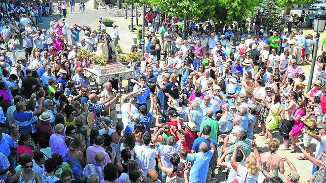 Procesión de San Roque en Macotera, donde no faltaron los bailes de los fieles ante la imagen.