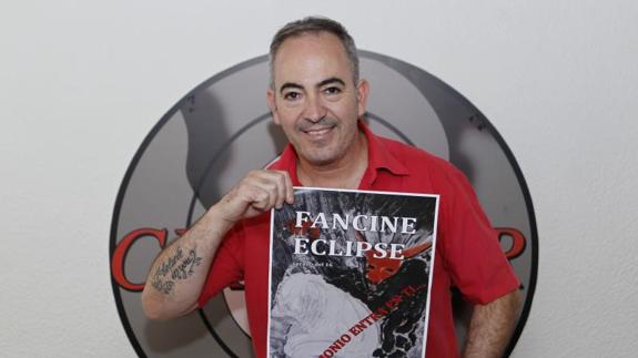 Miguel Asensio posa junto a la portada del fancine