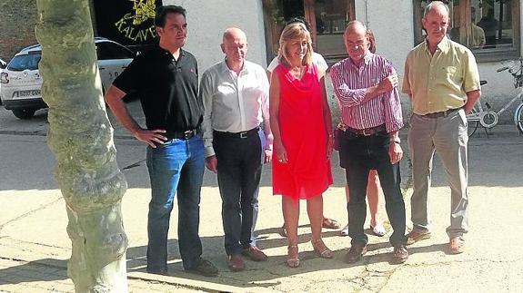 Villafruela y De la Fuente, segundo y tercero por la izquierda, en la visita a San Cebrián de Campos.