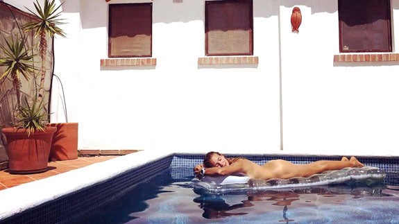 Patricia Montero, desnuda en la piscina. 