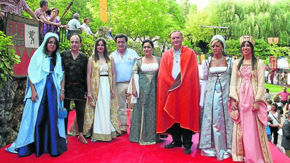 El escritor Gonzalo Giner, con la capa de alferez mayor, junto al alcalde, miembros de la Corporación y la corregidora y las damas. 