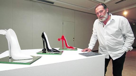 Fuente junto a una de sus novedosas obras, zapatos de tacón.