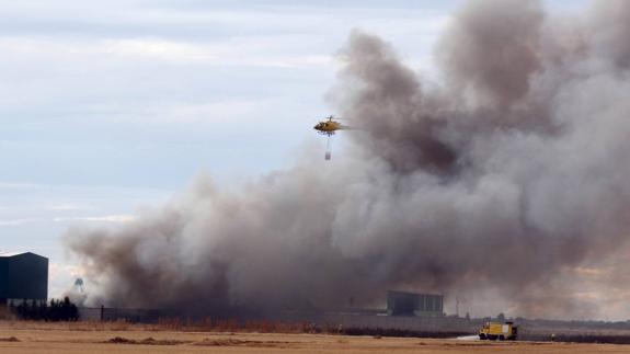 Un helicóptero de extinción de incendios trabaja en el lugar del suceso.