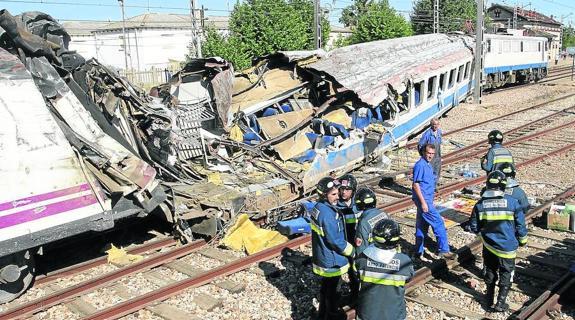 Los servicios de emergencia revisan el tren accidentado.